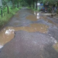 Kondisi jalan yang rusak di Ciwaru